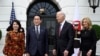 El presidente Joe Biden y el primer ministro japonés, Fumio Kishida, caminan por la columnata de la Casa Blanca después de una ceremonia de llegada del Estado, el 10 de abril de 2024, en Washington.