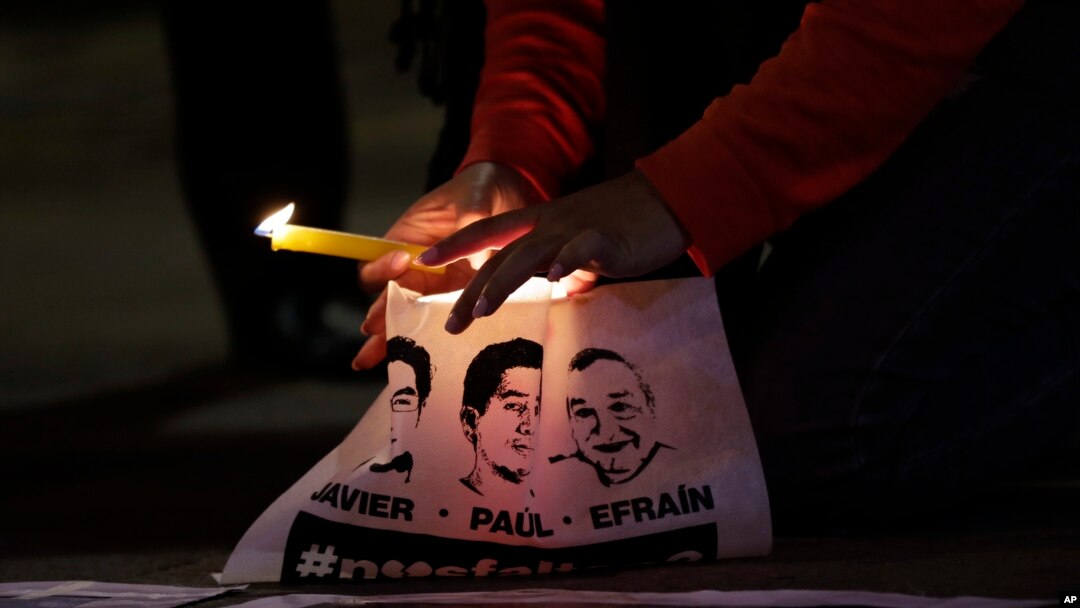 ARCHIVO - Vigilia por tres empleados del periódico El Comercio asesinados en junio de 2018 en la frontera de Ecuador con Colombia. Familiares dijeron el 17 de mayo de 2024 que los archivos clasificados del gobierno sobre los asesinatos que han recibido están incompletos. 