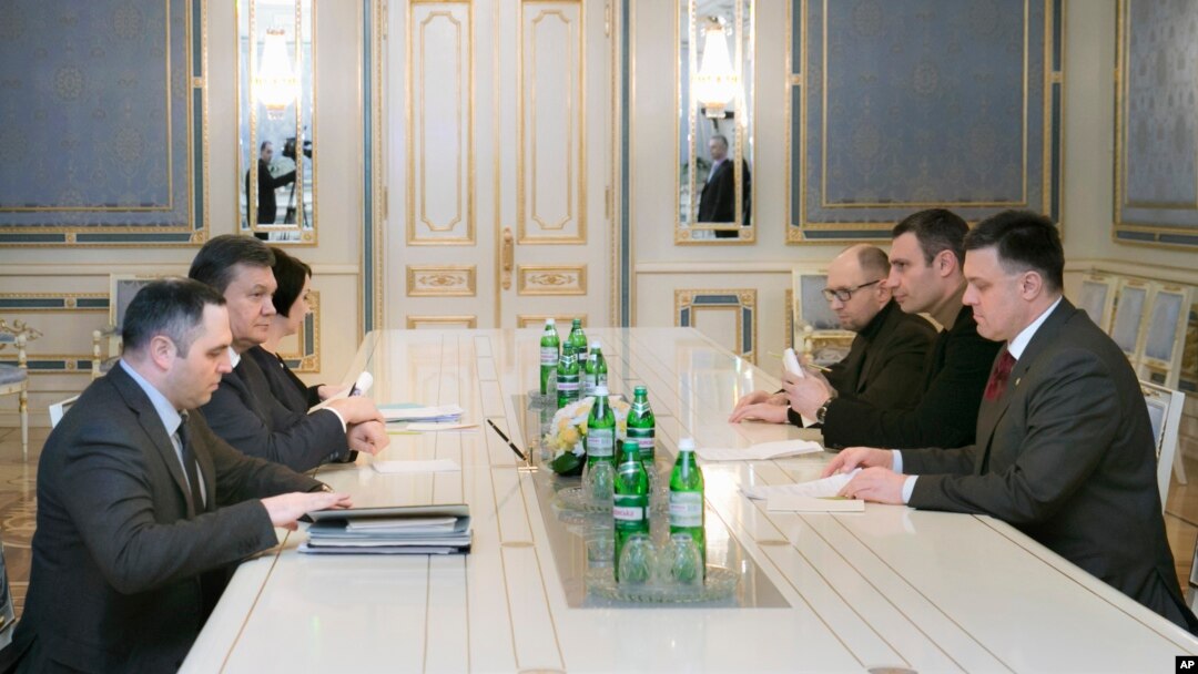 Ukraine's President Viktor Yanukovych, second left, talks to opposition leaders Oleh Tyahnybok, first right, Vitali Klitschko, second right, and Arseniy Yatsenyuk, third right, in Kyiv,Jan. 27, 2014. 