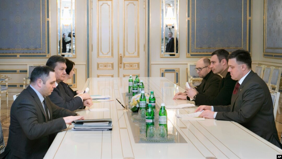 Presiden Ukraina Viktor Yanukovych (dua dari kiri) saat bertemu dengan pemimpin oposisi Oleh Tyahnybok (paling kanan), Vitali Klitschko (dua dari kanan) dan Arseniy Yatsenyuk (tiga dari kanan) di Kyiv (27/1).
