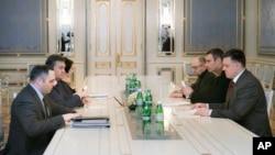 Ukraine's President Viktor Yanukovych, second left, talks to opposition leaders, Kiev, Jan. 27, 2014.