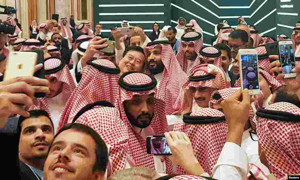 عکس سلفی محمد بن سلمان، ولیعهد عربستان به هنگام حضور در یکی از جلسات کنفرانس طرح آینده سرمایه گذاری در ریاض