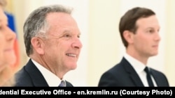 资料照片：美国特使史蒂夫·威特科夫与特朗普总统的女婿贾里德·库什纳在莫斯科克里姆林宫举行与俄罗斯总统普京举行会晤。(2025年12月2日)