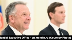 资料照片：唐纳德·特朗普总统的特使史蒂夫·威特科夫和他的女婿贾里德·库什纳在俄罗斯莫斯科克里姆林宫出席与俄罗斯总统弗拉基米尔·普京的会晤。(2025年12月2日)