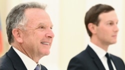 资料照片：特朗普总统的特使威特科夫(左)和他的女婿库什纳在俄罗斯莫斯科克里姆林宫出席与俄罗斯总统普京的会晤。(2025年12月2日)