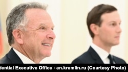 资料照片：特朗普总统的特使威特科夫(左)和他的女婿库什纳在俄罗斯莫斯科克里姆林宫出席与俄罗斯总统普京的会晤。(2025年12月2日)