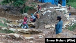 Bato bazali kotimola makelema wolo na Chanda mpe Kamituga na Sud-Kivu, le 23 mars 2017. (VOA/Ernest Muhero)