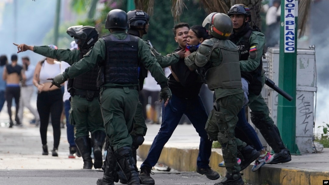Militares venezolano arrestan a manifestantes contra los resultados electorales, en Caracas, el 29 de julio de 2024.