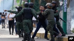 Militares venezolano arrestan a manifestantes contra los resultados electorales, en Caracas, el 29 de julio de 2024.