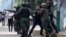 Militares venezolano arrestan a manifestantes contra los resultados electorales, en Caracas, el 29 de julio de 2024.
