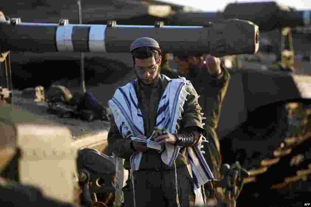 이스라엘 점령 골란고원의 이스라엘 군인이 메르카바 전차 옆에서 아침 기도를 하고 있다. 