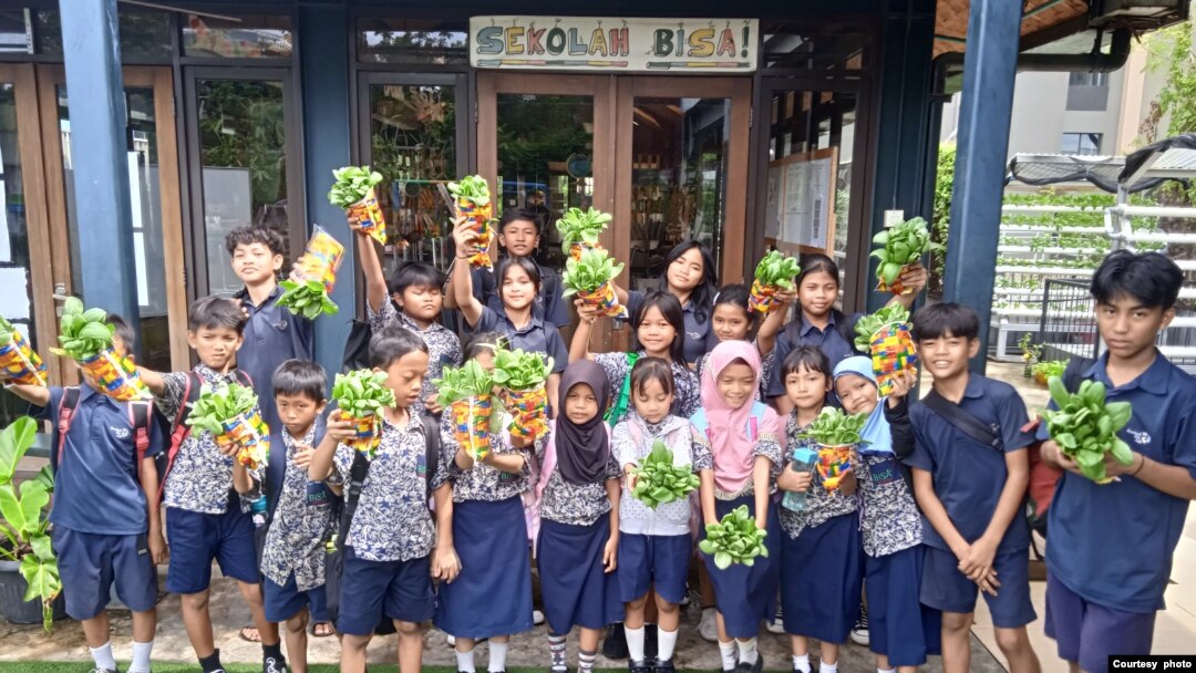 Murid-murid Sekolah Bisa dan hasil kebun hidroponik mereka. (dok. Sekolah Bisa)