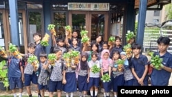 Murid-murid Sekolah Bisa dan hasil kebun hidroponik mereka. (dok. Sekolah Bisa)