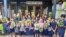 Murid-murid Sekolah Bisa dan hasil kebun hidroponik mereka. (dok. Sekolah Bisa)