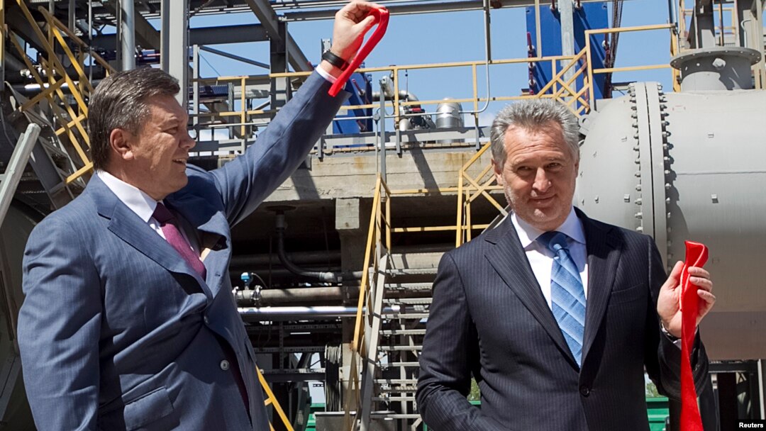 Predsednik Viktor Janukovič i Dmitro Firtaš, jedan od najbogatijih Ukrajinaca, na ceremoniji otvaranja novog kompleksa za proizvodnju sumporne kiseline na Krimu, 27. aprila 2012. 