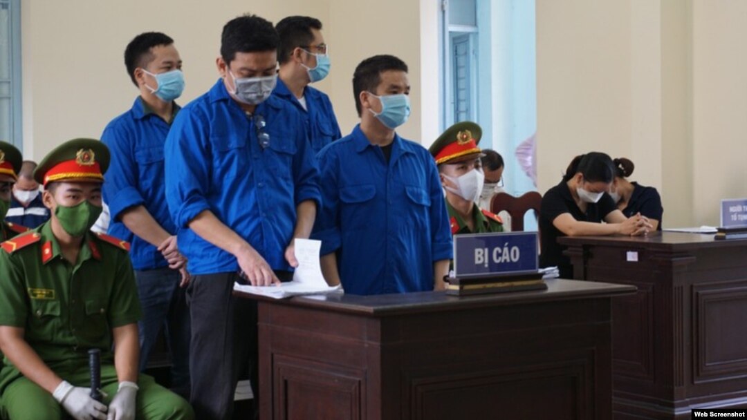 Các thành viên nhóm Báo Sạch tại tòa án huyện Thới Lai, Cần Thơ, vào ngày 26/10/2021. Photo PLO.