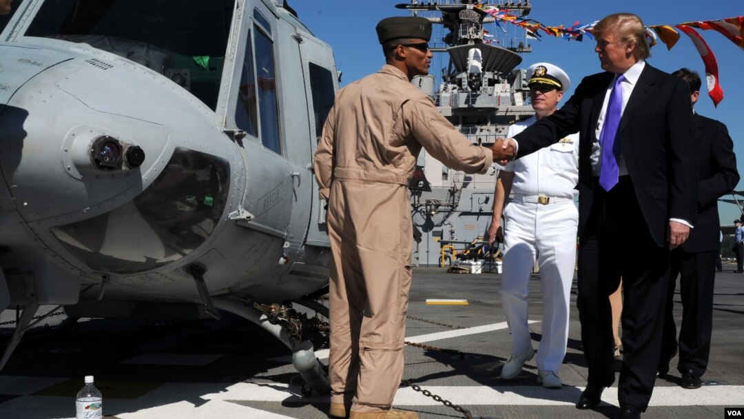 紐約商人川普2009年5月21日登上海軍硫磺島號軍艦參觀（美國海軍照片）