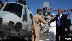 Donald Trump, président et chef de la direction de l'organisation Trump, visite le pont d'envol du navire d'assaut amphibie USS Iwo Jima lors de la Semaine de la flotte à New York City, le 21 mai 2009.