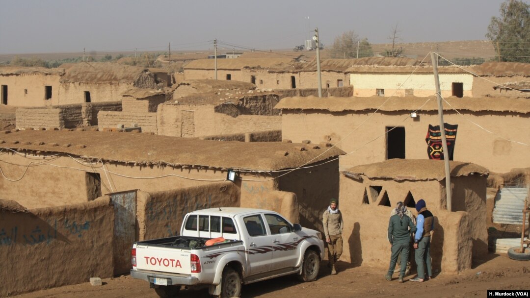 Desa Delawaya yang ditinggalkan militan ISIS menjadi markas sementara bagi pasukan "Hashd Shaabi" untuk membebaskan kota Tal Afar (17/12). 