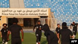 Para pemain Tim Sepak Bola Nasional Wanita Saudi pertama, tengah dilatih oleh veteran Jerman Monika Staab, di stadion Pangeran Faisal bin Fahad bin Abdulaziz di Riyadh, 2 November 2021. (Fayez Nureldine/AFP)