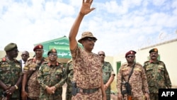 O chefe do exército sudanês, Abdel Fattah al-Burhan, durante uma cerimónia de graduação em Gibet, perto de Porto Sudão, a 31 de julho de 2024.