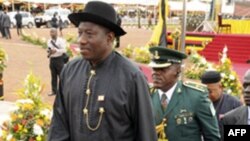 Tổng thống Nigeria Goodluck Jonathan (trái)