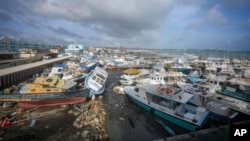 Barcos de pesca, dañados tras el paso del huracán Beryl por Bridgetown, en Barbados, el 1 de julio de 2024. 