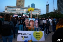 Ratusan warga Israel bersorak sorai menyambut berita pembebasan tiga sandera perempuan oleh Hamas, di sebuah lapangan di Tel Aviv Minggu (19/1).