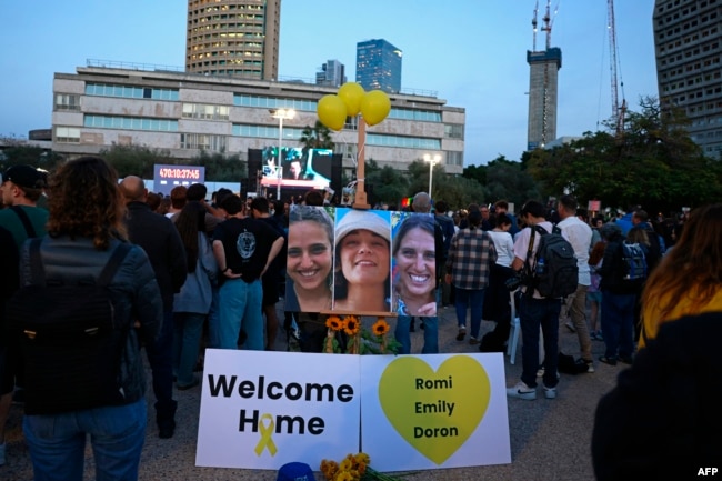 Ratusan warga Israel bersorak sorai menyambut berita pembebasan tiga sandera perempuan oleh Hamas, di sebuah lapangan di Tel Aviv Minggu (19/1).