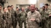  ARCHIVO: El general Kenneth McKenzie, jefe del Comando Central de los Estados Unidos, habla con las tropas estadounidenses mientras visitaba la Base de Operaciones Avanzada Fenty en Jalalabad, Afganistán, el 9 de septiembre de 2019.