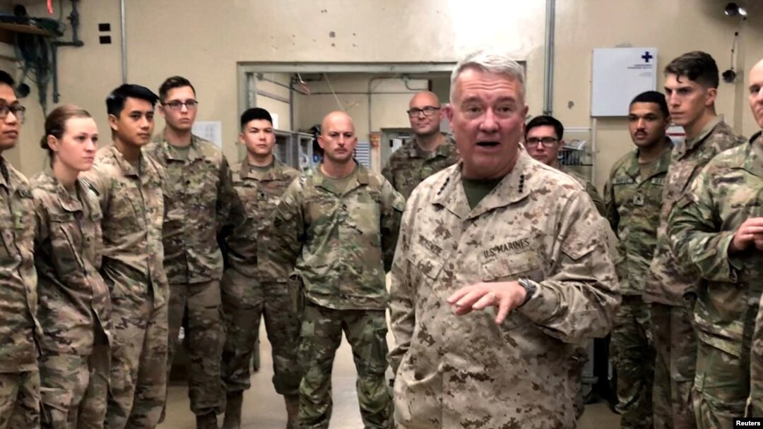  ARCHIVO: El general Kenneth McKenzie, jefe del Comando Central de los Estados Unidos, habla con las tropas estadounidenses mientras visitaba la Base de Operaciones Avanzada Fenty en Jalalabad, Afganistán, el 9 de septiembre de 2019.