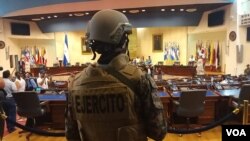 Amnistía Internacional alertó sobre el despliegue de las fuerzas de seguridad, mientras que la Unión Europea llamó a resolver la situación de “forma satisfactoria y pacífica”. Foto Enrique López/ VOA El Salvador.