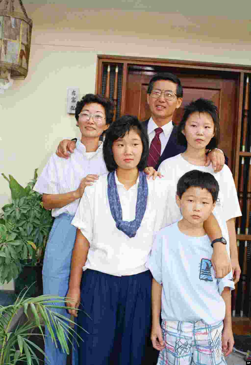 Alberto Fujimori posa junto a su familia&nbsp;en su casa de Lima, el lunes 9 de abril de 1990.