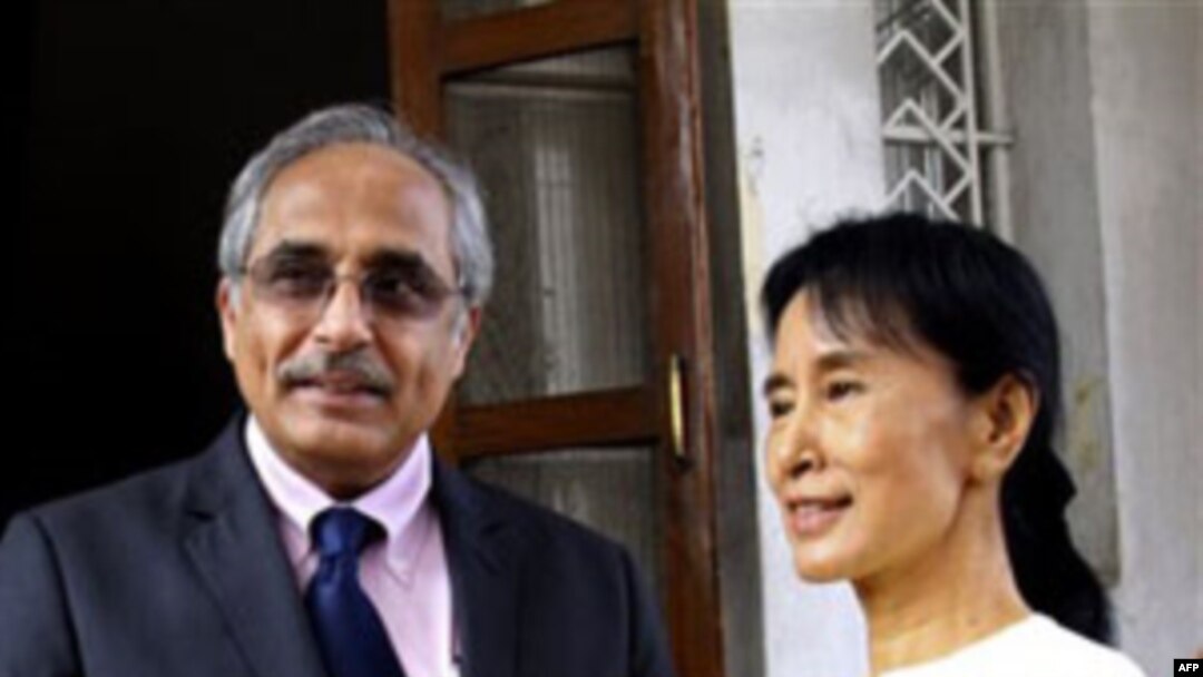 Nhà lãnh đạo đấu tranh cho dân chủ của Miến Ðiện Aung San Suu Kyi (phải) và Ðặc sứ Liên hiệp quốc Vijay Nambiar