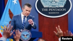 美国战争部长皮特·海格塞斯在五角大楼就伊朗战争举行简报会期间回答记者们提问。(2026年4月16日)