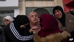 Palestinas lloran luego de ver por última vez el cuerpo de Suleiman Kanan, de 17 años, durante su funeral en Bir Zeit, Cisjordania, el lunes 15 de enero de 2024.