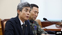 강신철 한국 국방부 장관이 2026년 9월 29일 국회 국방위원회 전체회의에서 비무장지대 지뢰 폭발사고에 대한 의원들의 질문에 답하고 있다.