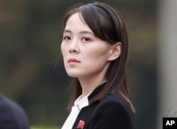 Saudara perempuan pemimpin Korea Utara Kim Jong Un, menghadiri upacara peletakan karangan bunga di Mausoleum Ho Chi Minh di Hanoi, Vietnam, 2 Maret 2019. (Foto: via AP)