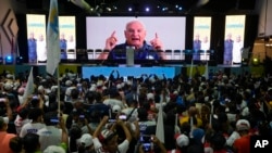 El ex presidente Ricardo Martinelli envía un mensaje en video desde el interior de la embajada de Nicaragua a sus partidarios, durante un mitin de campaña para el favorito presidencial José Raúl Mulino, en la ciudad de Panamá, el 28 de abril de 2024. 