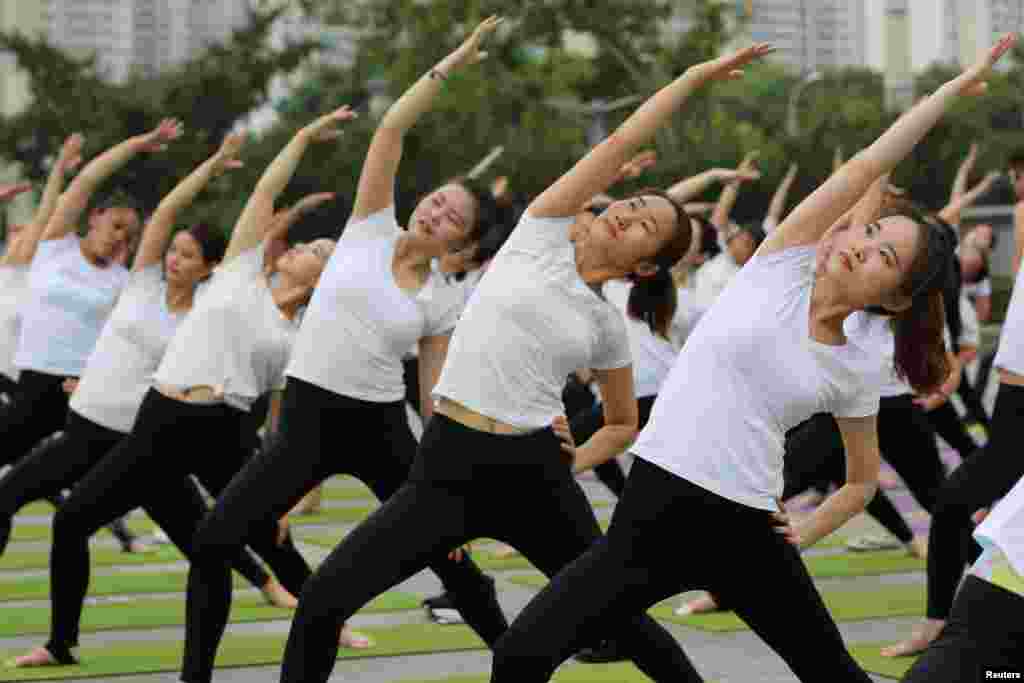 2018年6月17日，中国湖北襄阳，妇女练习瑜伽。