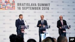 欧洲理事会主席图斯克（中）与欧盟委员会主席容克（右）和斯洛伐克这里菲乔在布拉迪斯拉发出席欧盟峰会。（2016年9月16日）