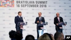 歐洲理事會主席圖斯克（中）與歐盟委員會主席容克（右）和斯洛伐克總理菲喬在布拉迪斯拉發出席歐盟峰會。 （2016年9月16日）