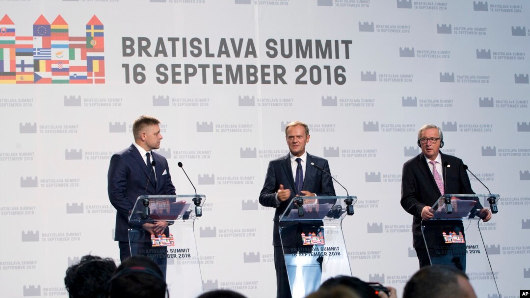 Slovački premijer Robert Fico, predsednik Evropskog saveta Donald Tusk, predsednik Evropske komisije Žan-Klod Junker na završetku samita u Bratislavi.