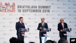 Slovački premijer Robert Fico, predsednik Evropskog saveta Donald Tusk, predsednik Evropske komisije Žan-Klod Junker na završetku samita u Bratislavi.