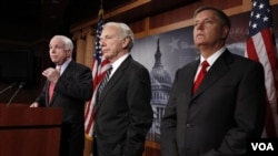 Komisi Angkatan Bersenjata Senat Amerika (dari kiri) : Senator John McCain, Senator Joseph Lieberman, dan Senator Lindsey Graham (foto: dok).