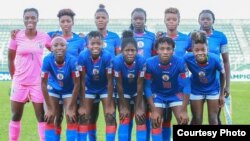 Seleksyon foutbòl feminen ayisyen an. (Foto sou paj Facebook FHF a, Féderation Haitienne de Football la) 