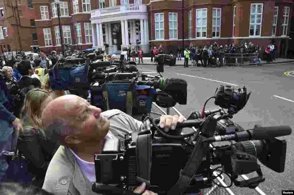 Members of the media wait outside the Ecuadorian embassy during a news conference for WikiLeaks founder Julian Assange in central London, Aug. 18, 2014.