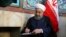 Hasan Rohani popunjava listić tokom jučerašnjeg glasanju, na izbornom mestu u Teheranu 