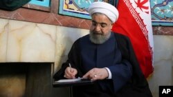 Ruhani, de 68 años y arquitecto de la aún frágil detente con occidente encabezaba el recuento con con 22,8 millones de votos de los 38,9 recontados hasta el momento