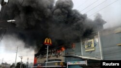 Centre commercial en feu à Davao City, aux Philippines, le 23 décembre 2017.